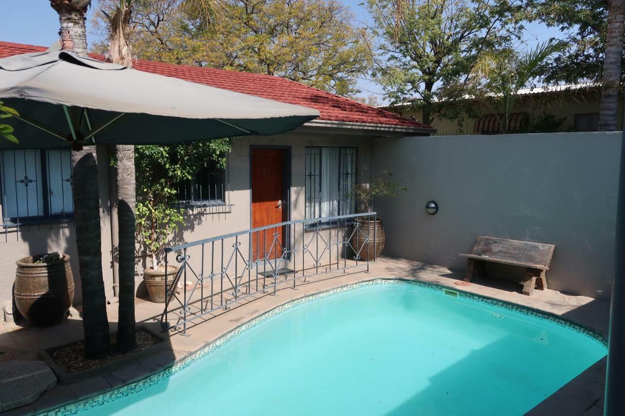 Hotel Pension Etambi Windhoek Eksteriør bilde