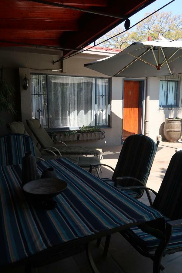 Hotel Pension Etambi Windhoek Eksteriør bilde